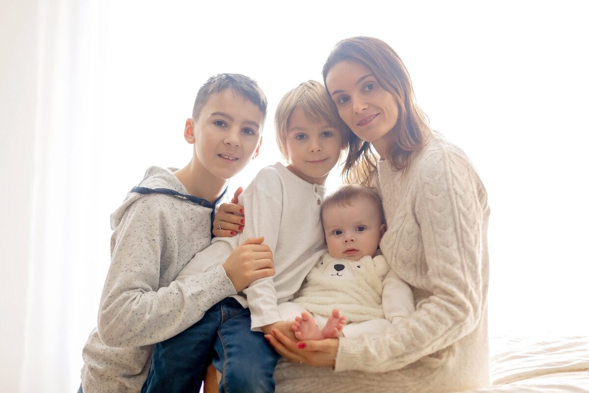 Mutter mit 3 kleinen Kindern